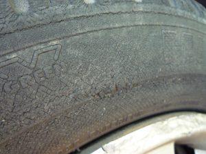 Craquelures sur pneu