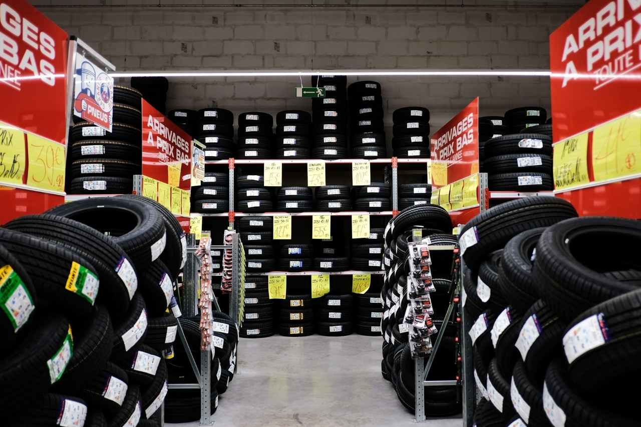Rayon de pneus dans un magasin Carter-Cash