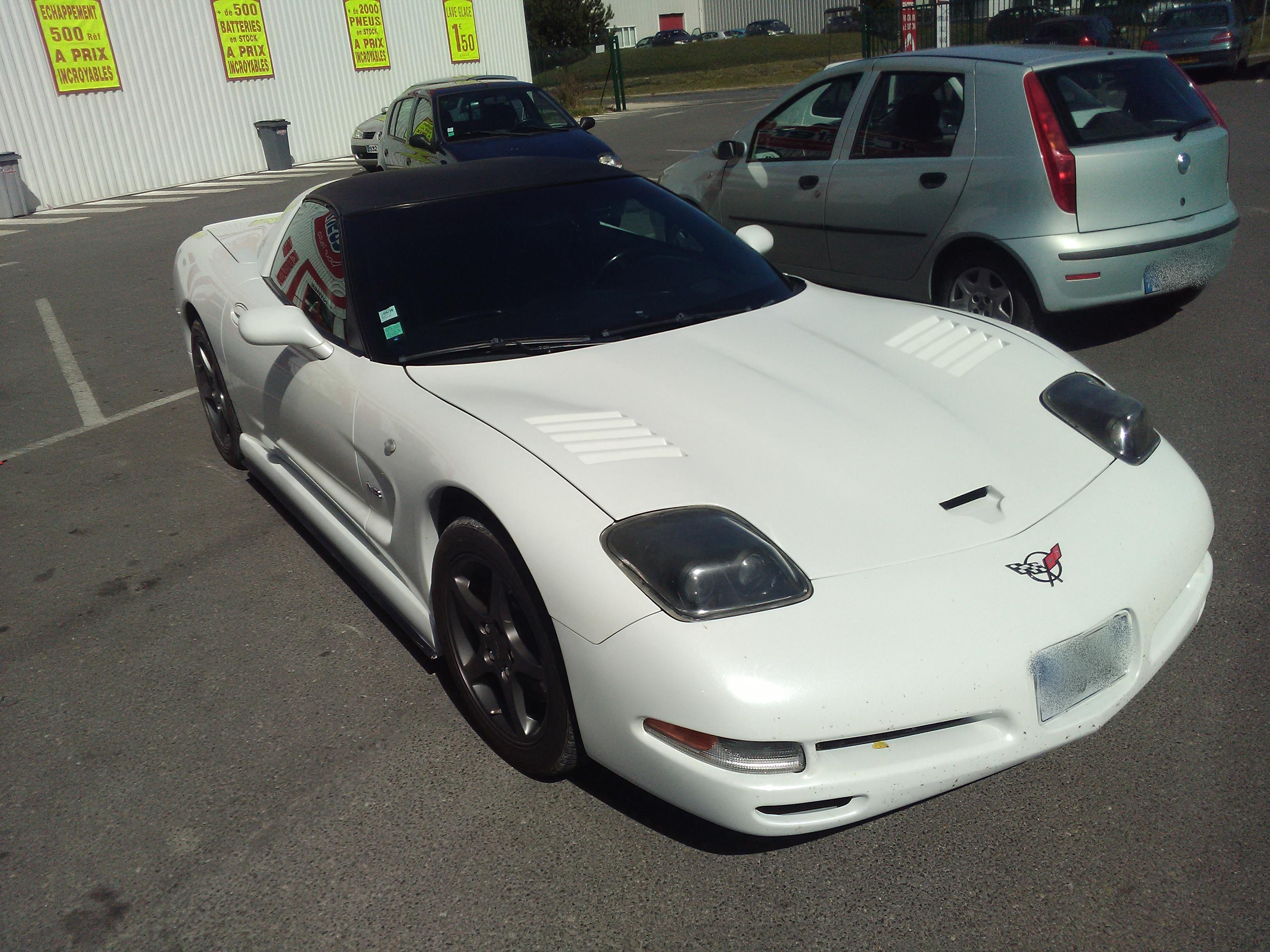 Corvette blanche au magasin Carter-Cash Reims