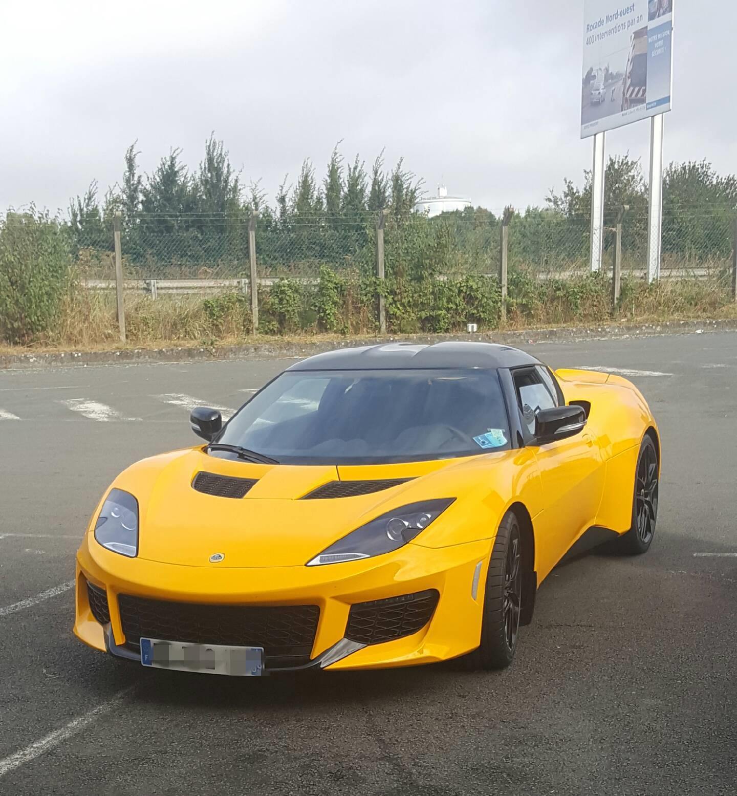 Lotus Evora Top jaune sur le parking de Carter-Cash Capinghem