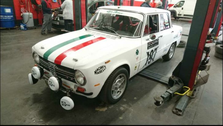 Une Alfa Giulia des années 70 est venue rendre visite au magasin de Reims…