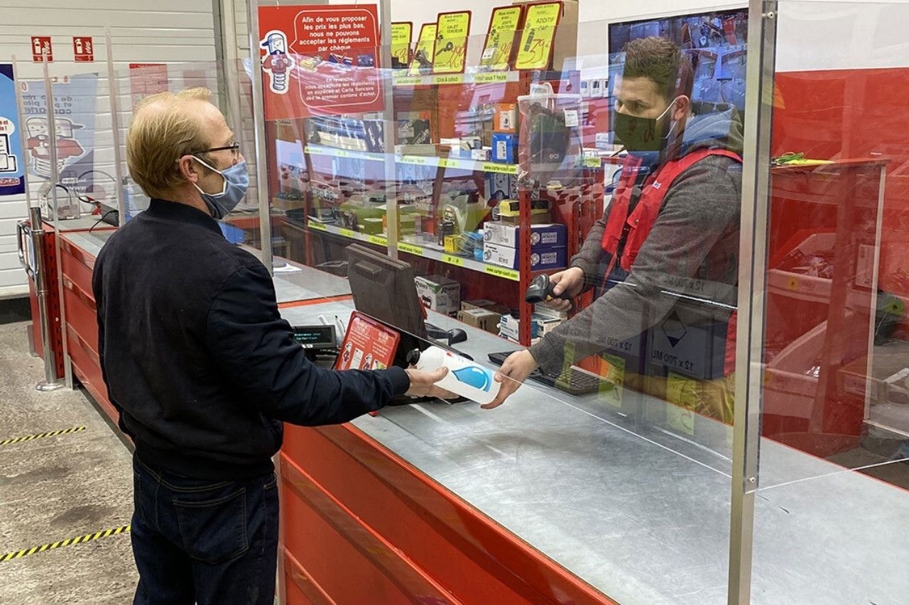 passage en caisse dans un magasin carter-cash avec les précautions sanitaires