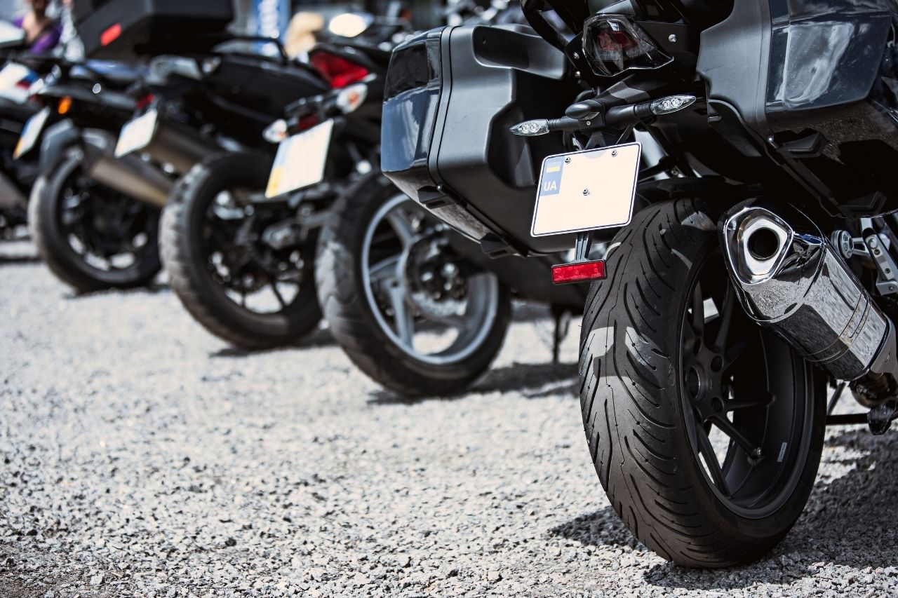 roues-arrieres-de-plusieurs-motos-stationnées