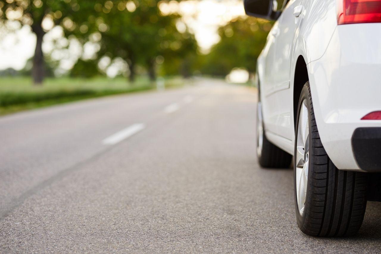 voiture-blanche-bord-route