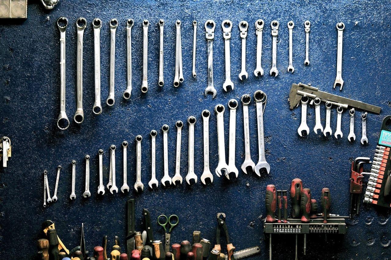 outils-sur-mur-atelier