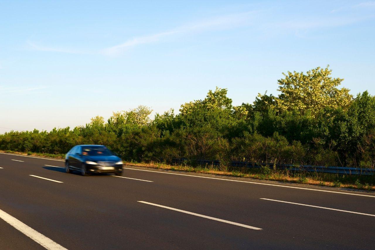 voiture-seule-autoroute