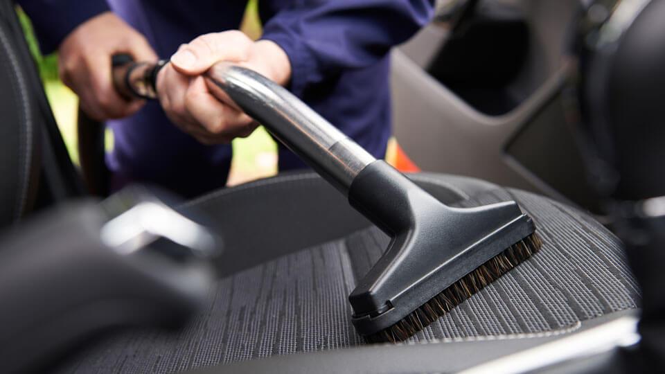 Come pulire i sedili dell'auto da sabbia e salsedine