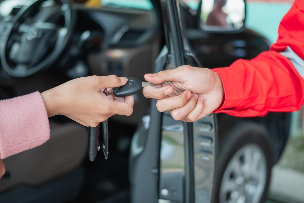 passage-clef-voiture-mains