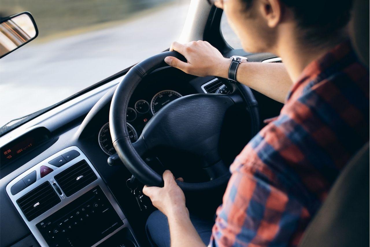 jeune-conducteur-qui-conduit-en-voiture