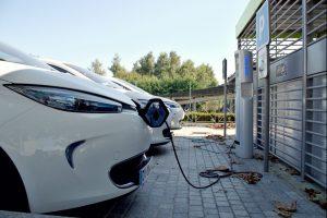 recharge-voiture-electrique-parking