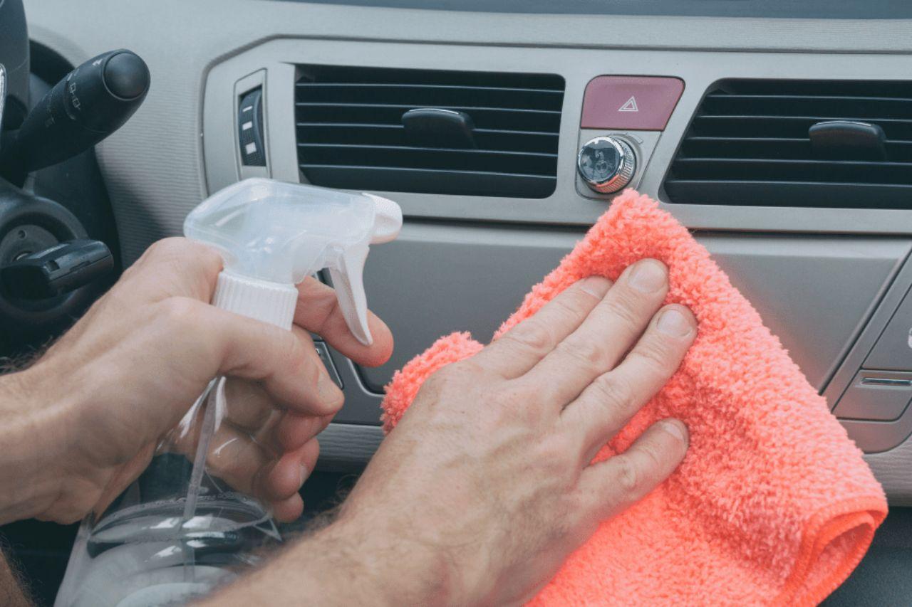 Nettoyage de la voiture avec un chiffon