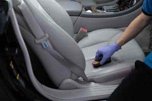 Nettoyage du siège en cuir d'une voiture